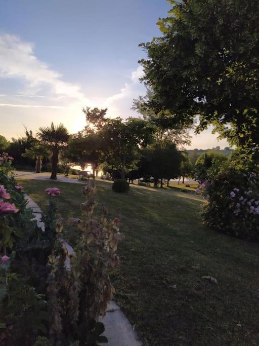 Grande Maison Avec Vue Sur Le Lac Saramon Exterior foto